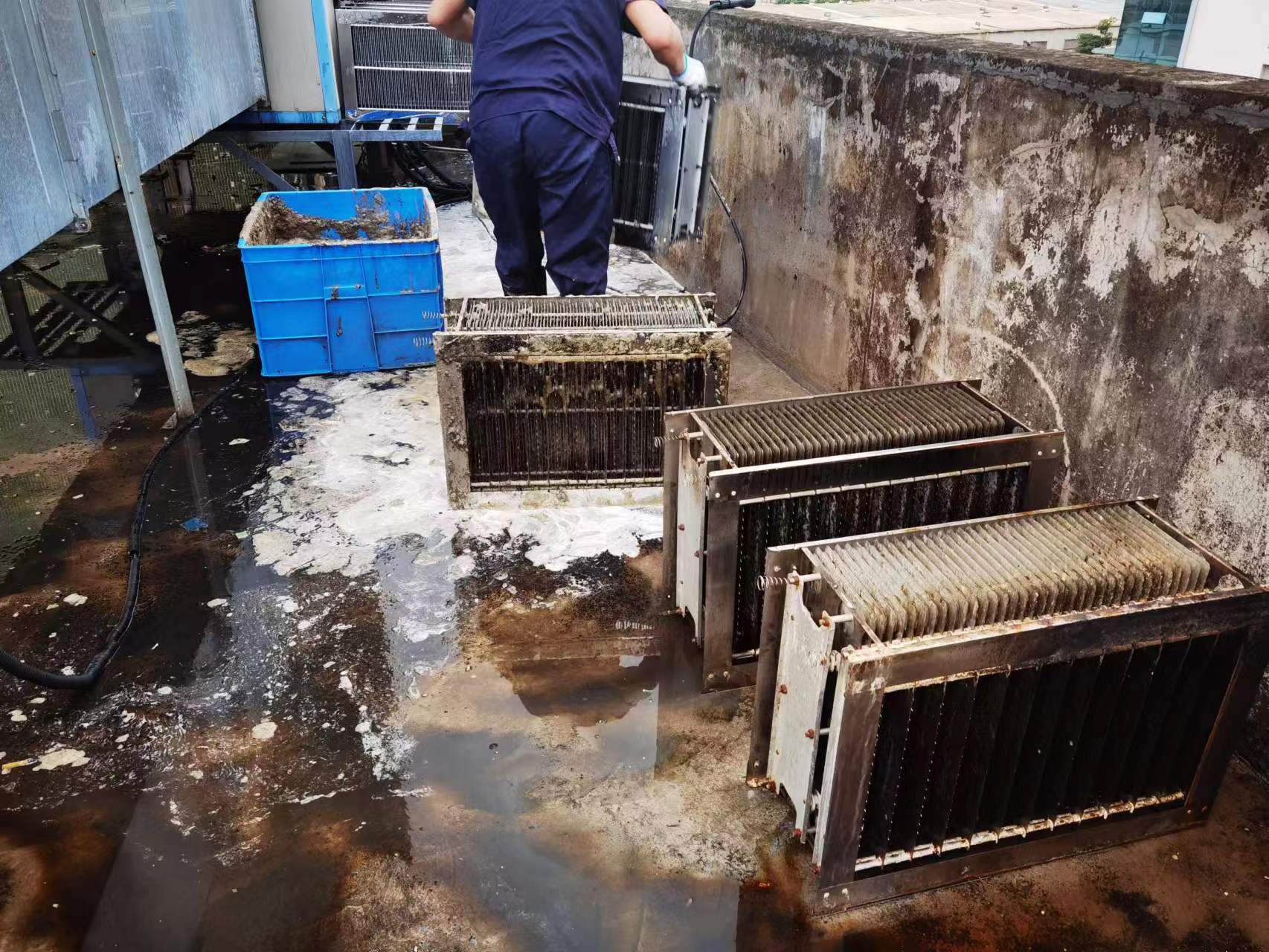 工厂食堂油烟机净化器清洗(图2) 工厂食堂油烟机净化器清洗(图2)